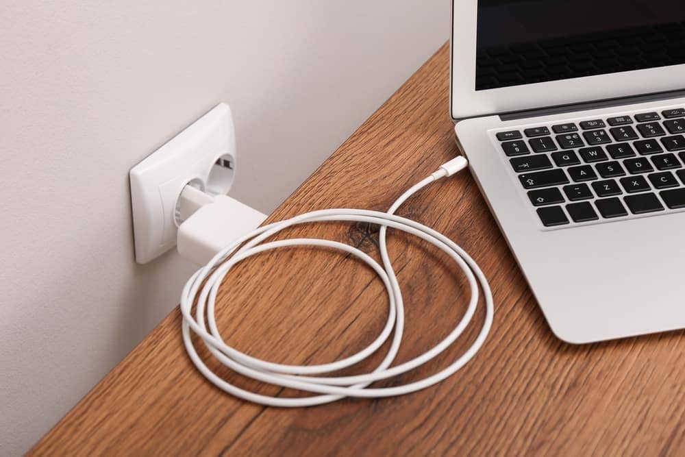 Vừa sạc vừa sử dụng laptop khiến giảm tuổi thọ pin